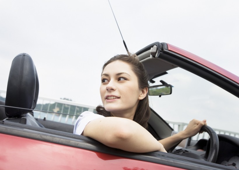 驾车出游的年轻人图片