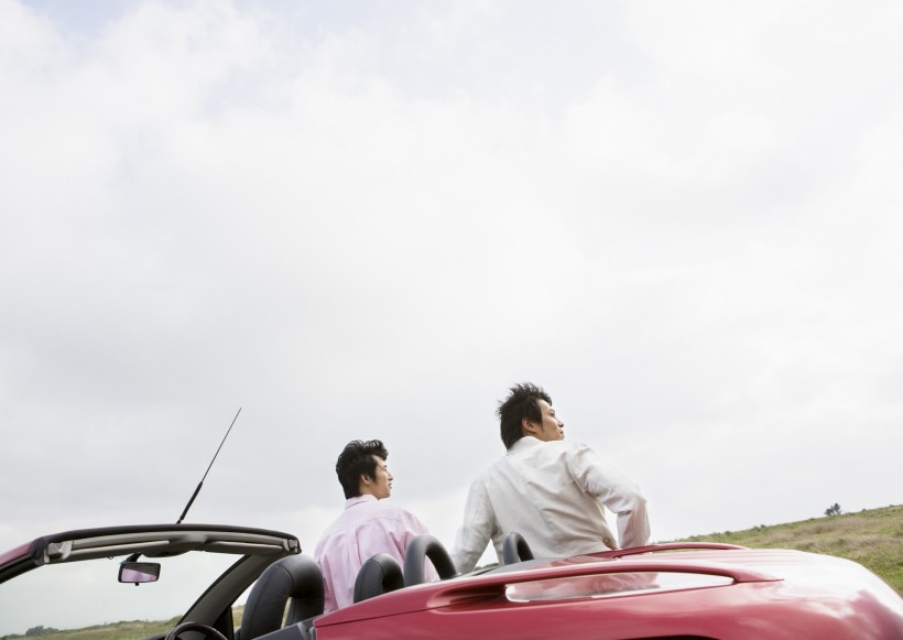 驾车出游的年轻人图片