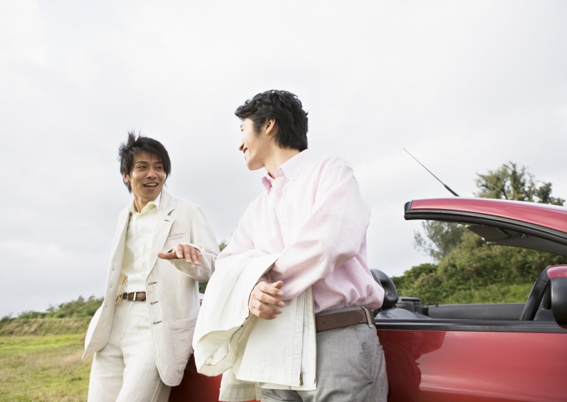 驾车出游的年轻人图片