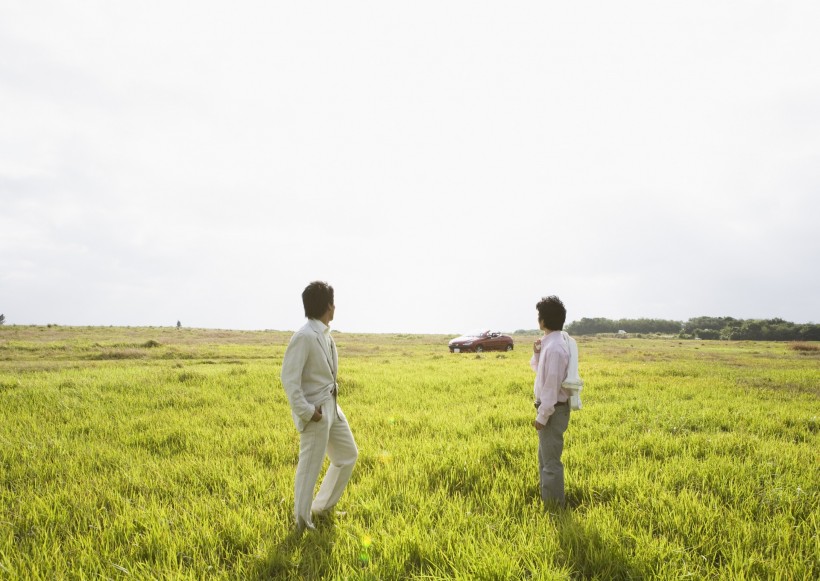 驾车出游的年轻人图片