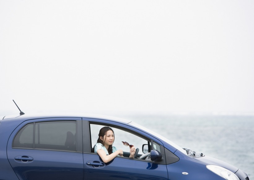 驾车出游的年轻人图片