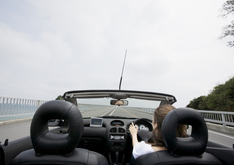 驾车出游的年轻人图片