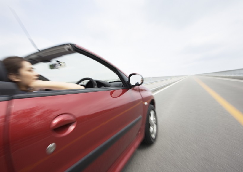 驾车出游的年轻人图片