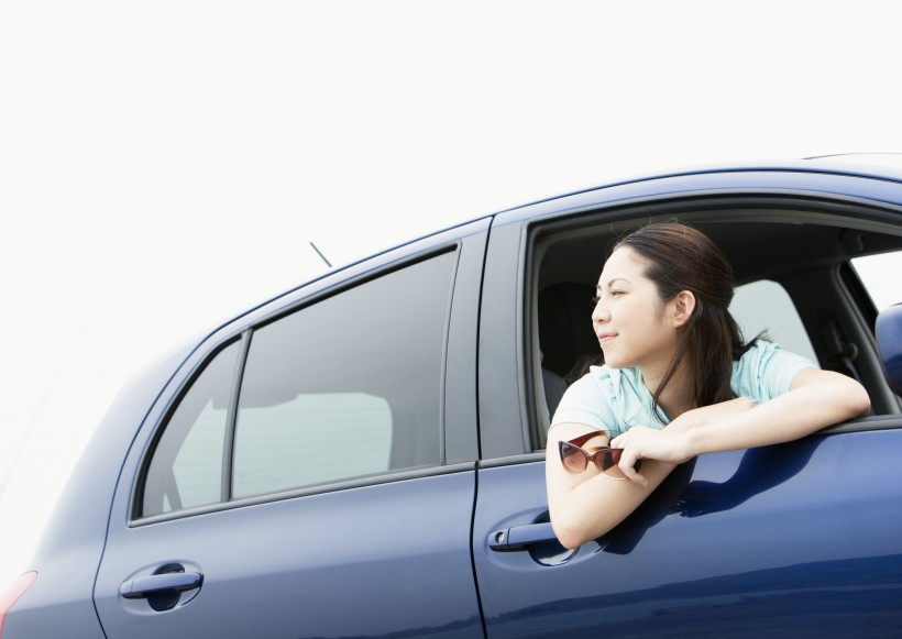 驾车出游的年轻人图片