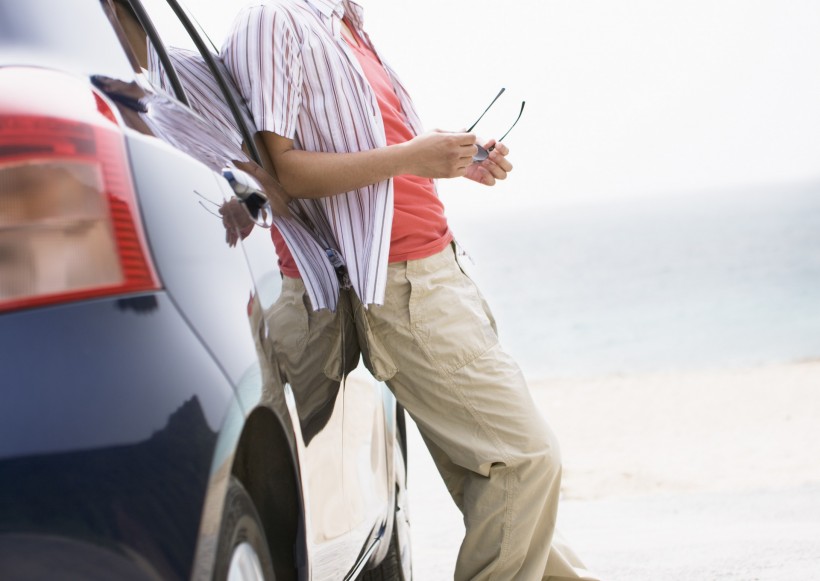 驾车出游的年轻人图片