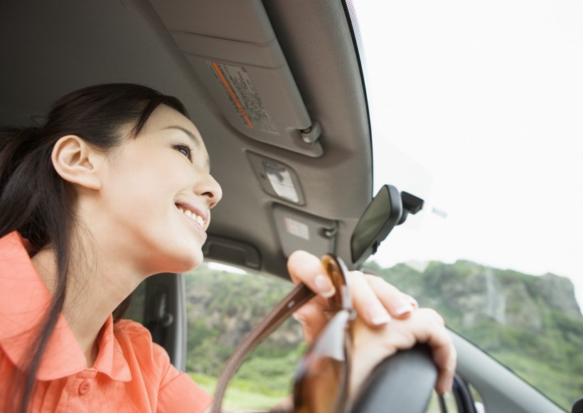 驾车出游的年轻人图片