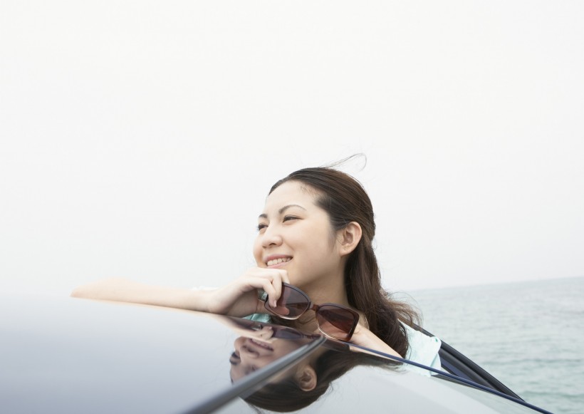 驾车出游的年轻人图片