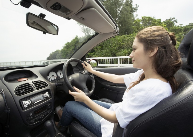 驾车出游的年轻人图片