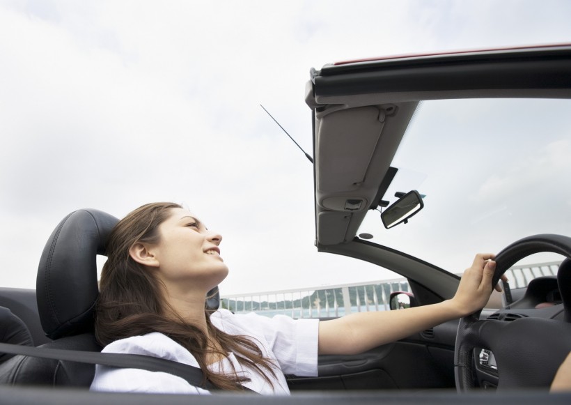 驾车出游的年轻人图片