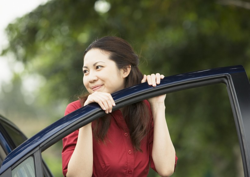驾车出游的年轻人图片