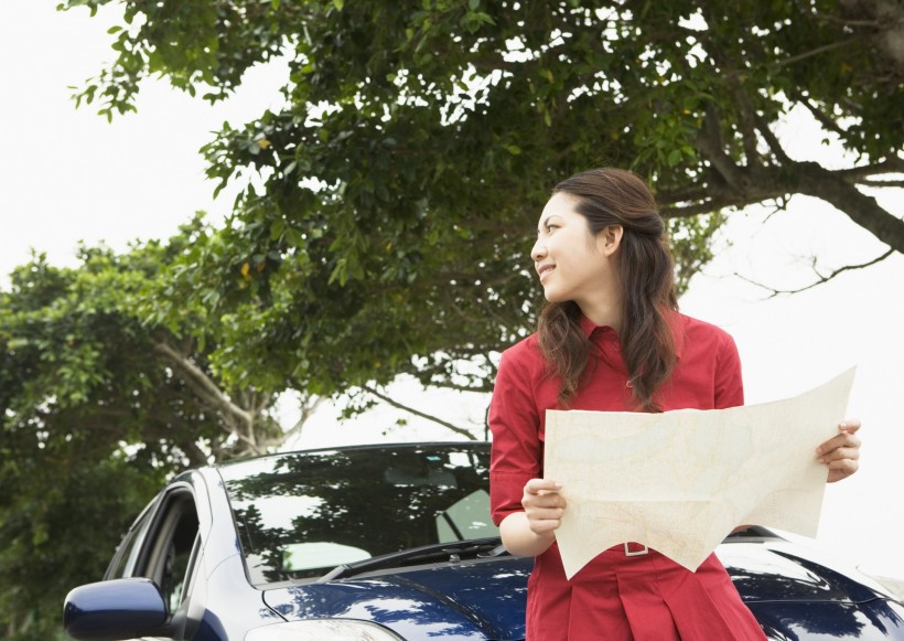 驾车出游的年轻人图片