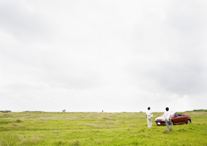 驾车出游的年轻人图片