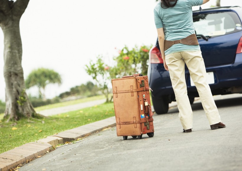 驾车出游的年轻人图片