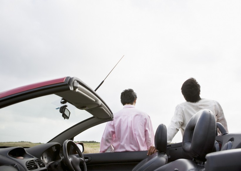 驾车出游的年轻人图片