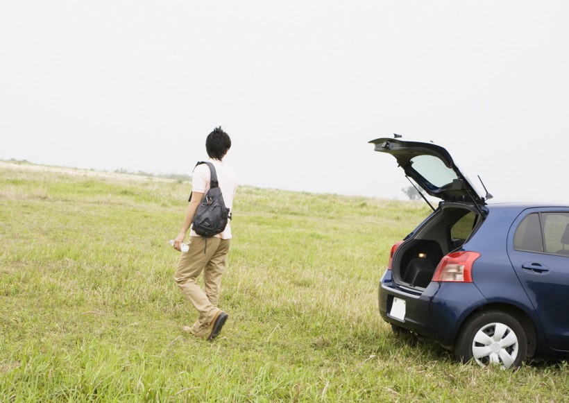 驾车出游的年轻人图片