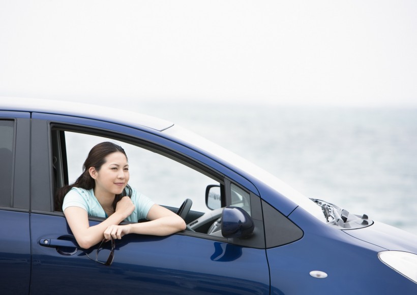 驾车出游的年轻人图片