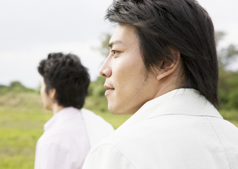 驾车出游的年轻人图片