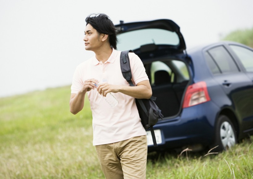驾车出游的年轻人图片