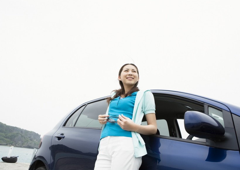 驾车出游的年轻人图片