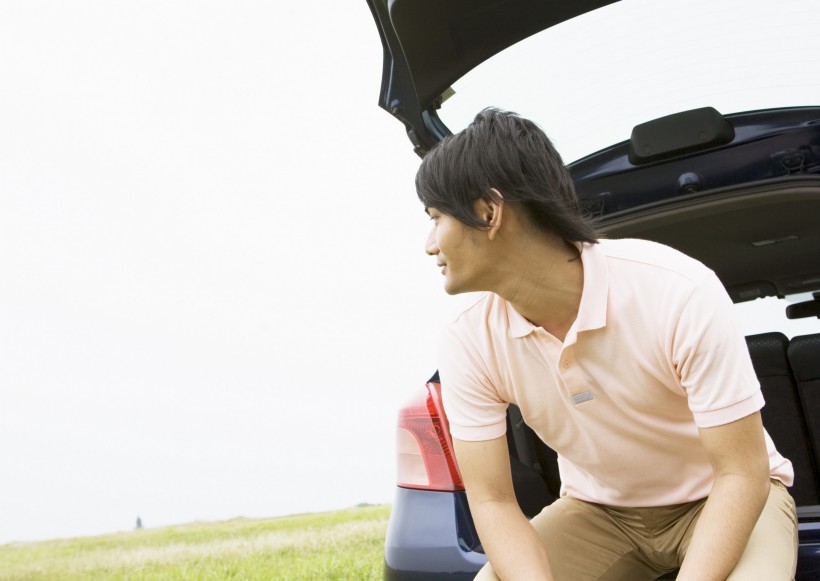 驾车出游的年轻人图片