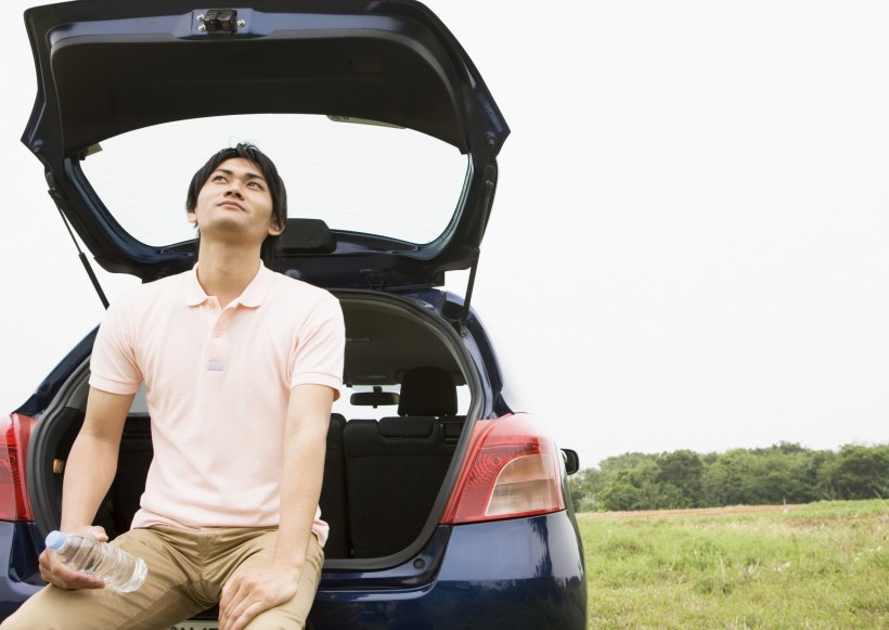 驾车出游的年轻人图片