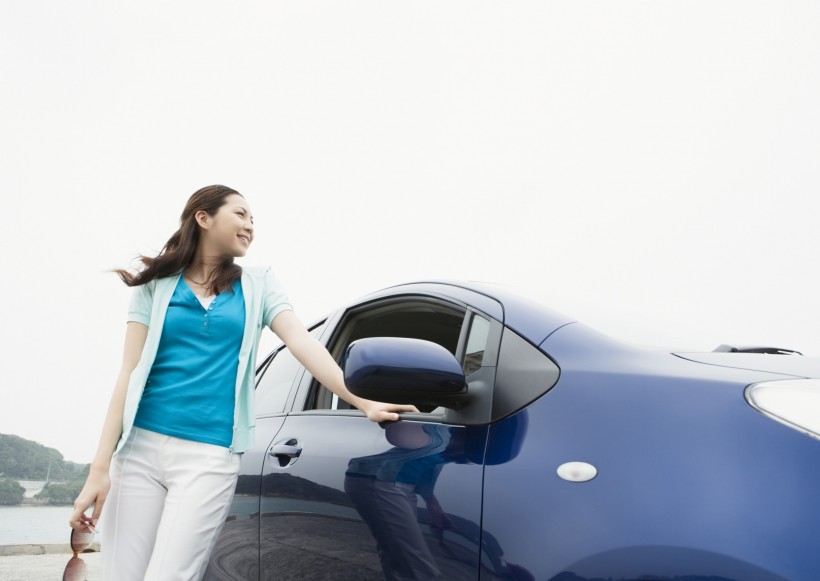 驾车出游的年轻人图片