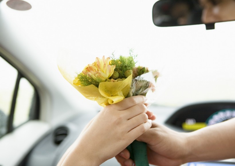 驾车出游的年轻人图片