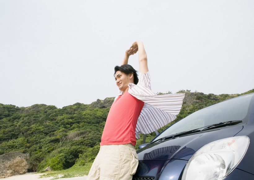 驾车出游的年轻人图片