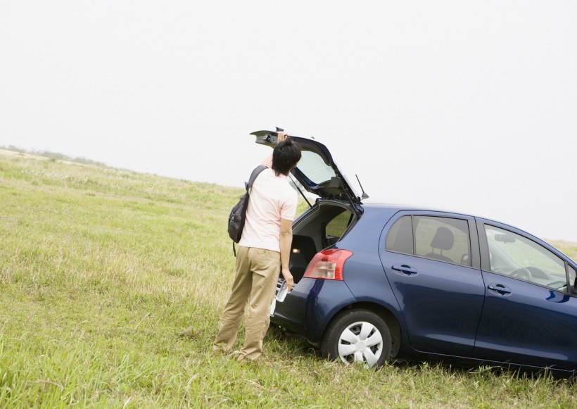 驾车出游的年轻人图片