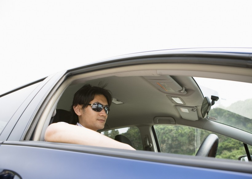 驾车出游的年轻人图片