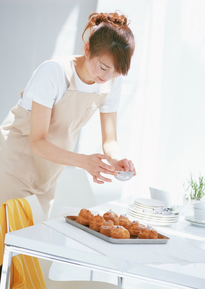 厨房里的女人图片