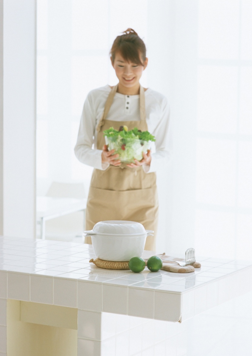 厨房里的女人图片