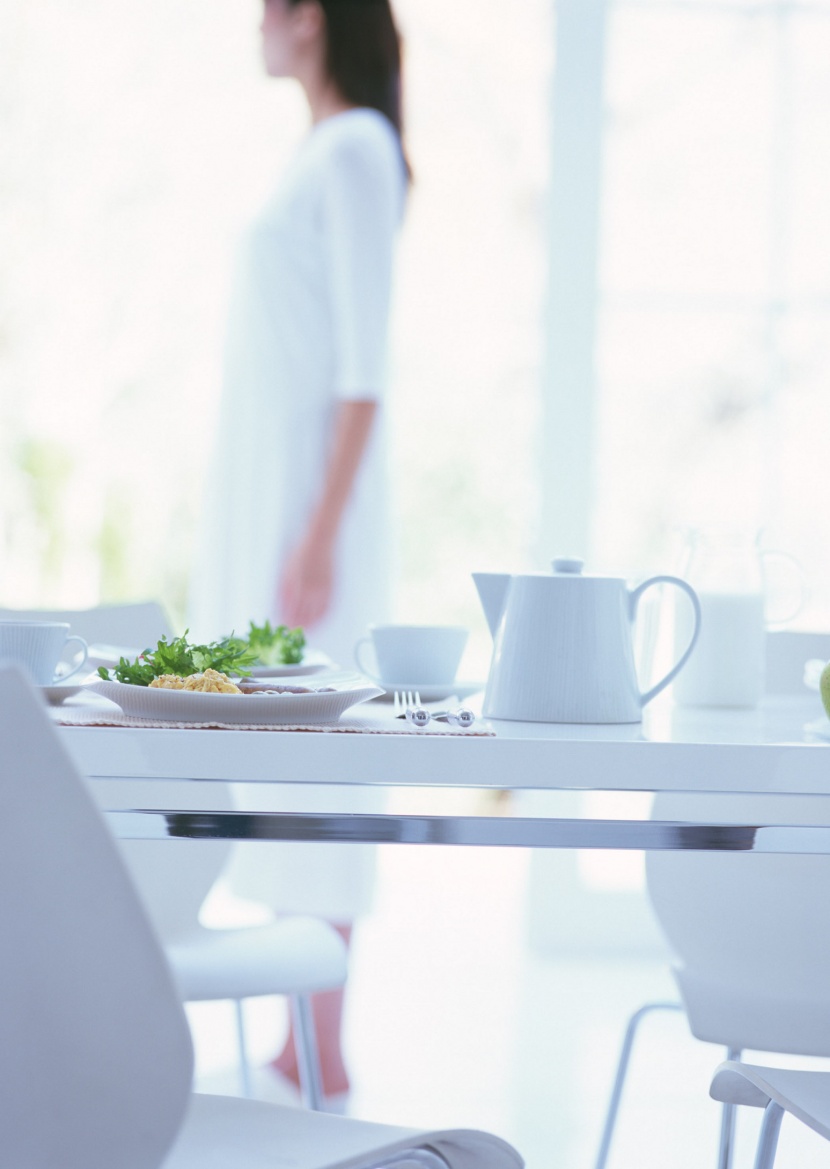 厨房里的女人图片