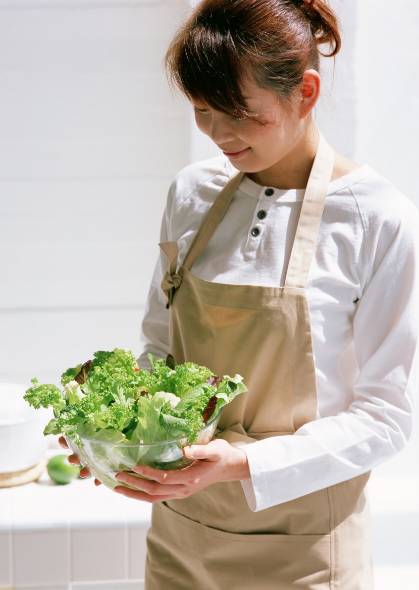 厨房里的女人图片