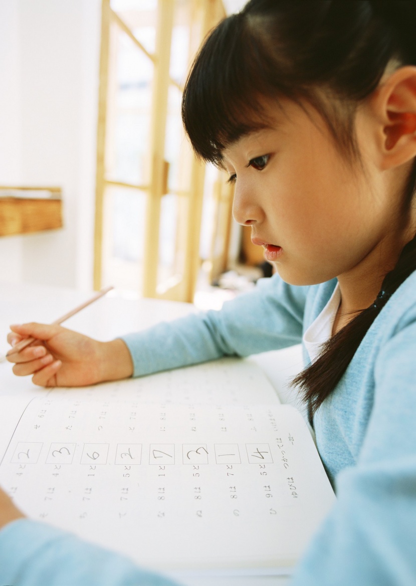 小孩学习图片
