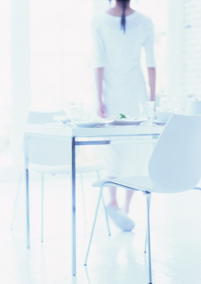 厨房里的女人图片