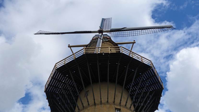 高大古老的荷兰风车图片