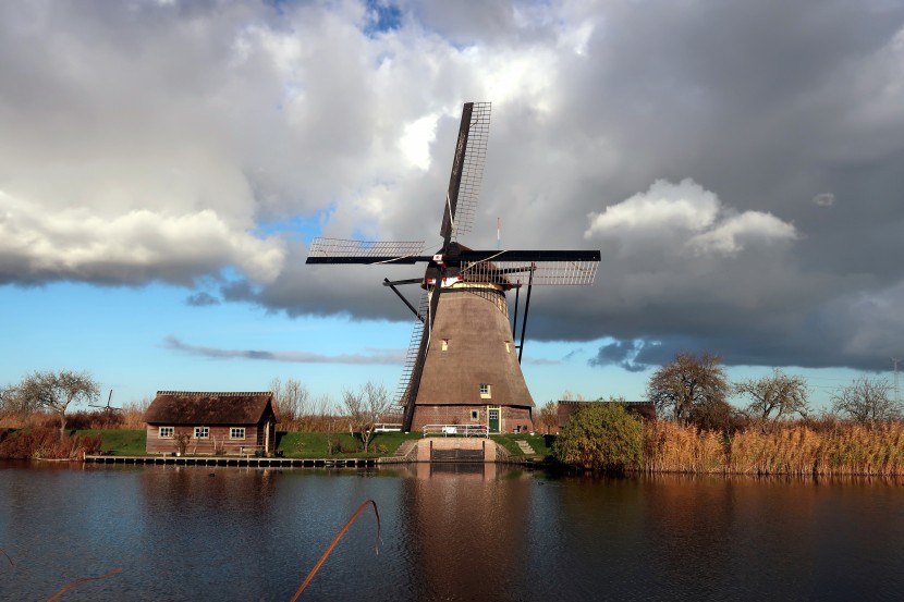 高大古老的荷兰风车图片