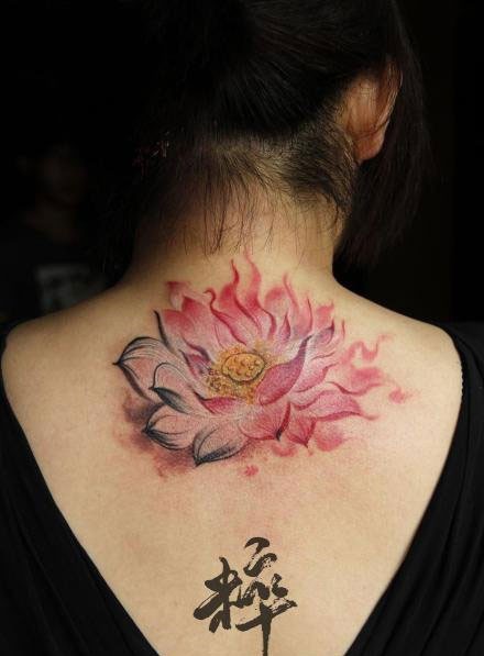 女人后背唯美的彩色水墨莲花纹身图片