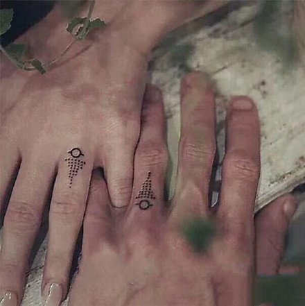 几张情侣纹在手指头上的纹身小图案欣赏
