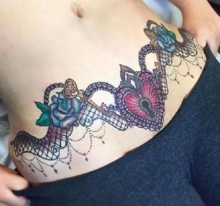 女性腹部适合遮盖妊娠纹的纹身作品
