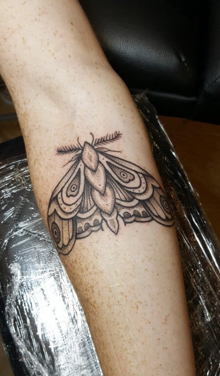 蝴蝶图腾纹身图案 女生手臂上蝴蝶纹身图片