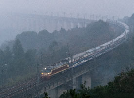 清晨大雾中缓缓驶来的火车图片