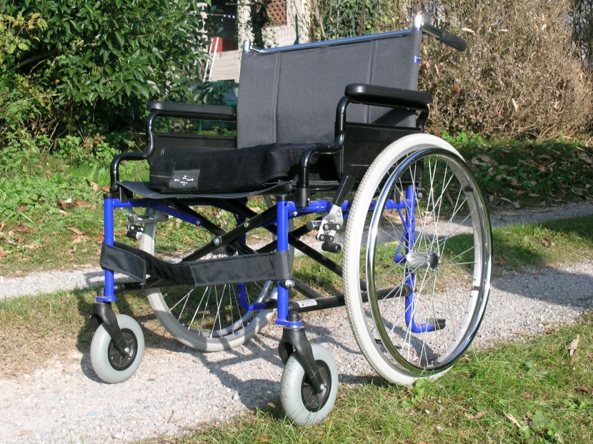 病患代步的轮椅图片