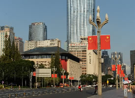 一组街头红旗飘扬的国庆节图片