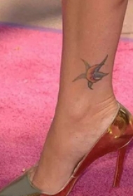 月亮和星星纹身图片  Megan Fox脚上月亮和星星纹身图片