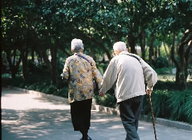 一组携手漫步的老年人图片