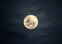 夜晚天空中的月亮图片(28张)