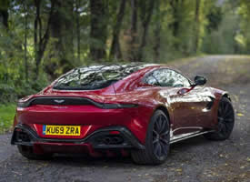 一组红色帅气的Aston Martin Vantage