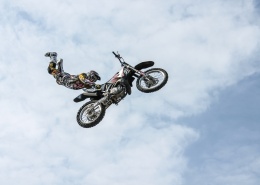 腾空而起的越野摩托车手图片(11张)